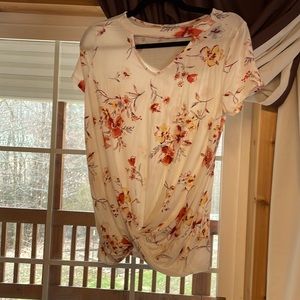 ⭐️Maurice’s 24-7 twist front keyhole top size Sm